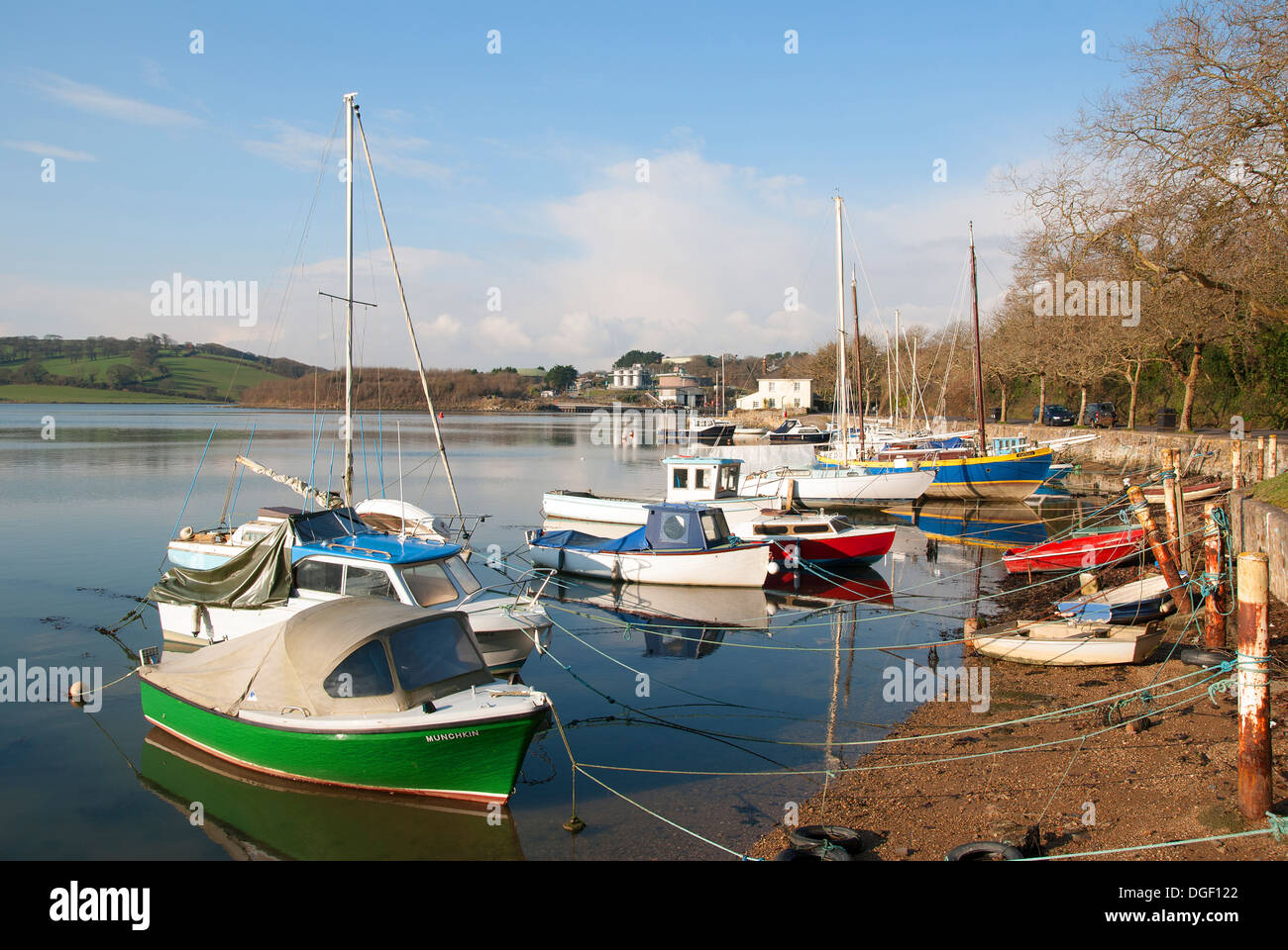 kleine Boote vertäut an sonnigen Ecke auf dem Fluss Fal in der Nähe von Truro in Cornwall, Großbritannien Stockfoto