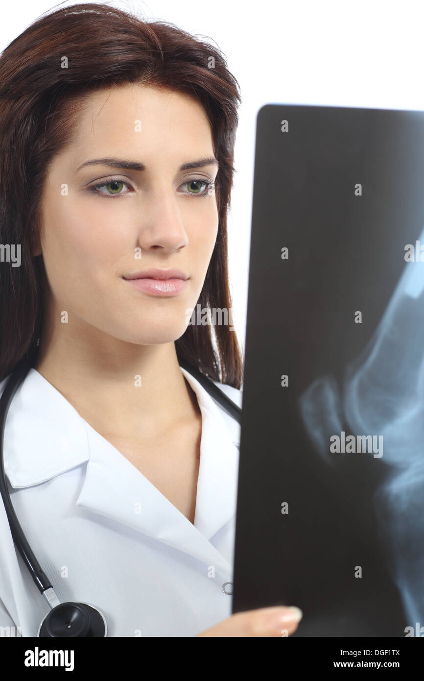 Schöne Arzt Frau sah eine Radiographie ein Knie auf einem weißen Hintergrund isoliert Stockfoto