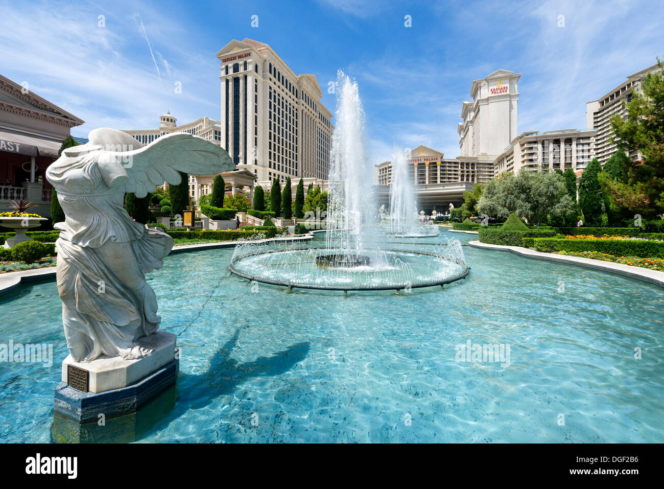 Winged Sieg von Samothrace Replik Statue vor Caesars Palace Hotel und Casino, Las Vegas, Nevada, USA Stockfoto