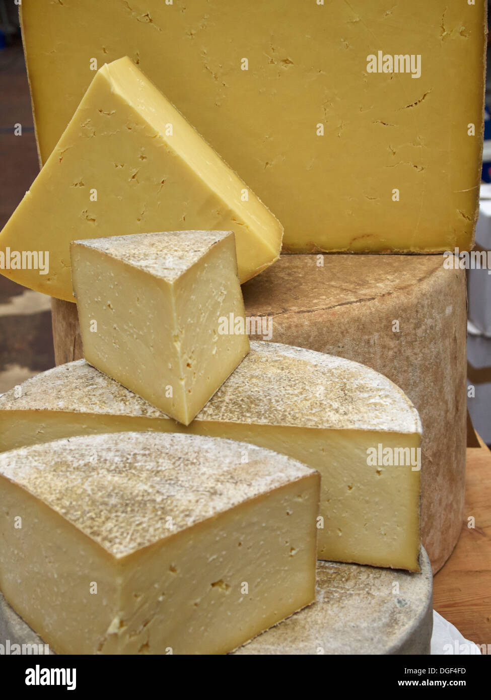 Lokale, handgemachten Käse für den Verkauf in Bad Bauernmarkt, England Stockfoto