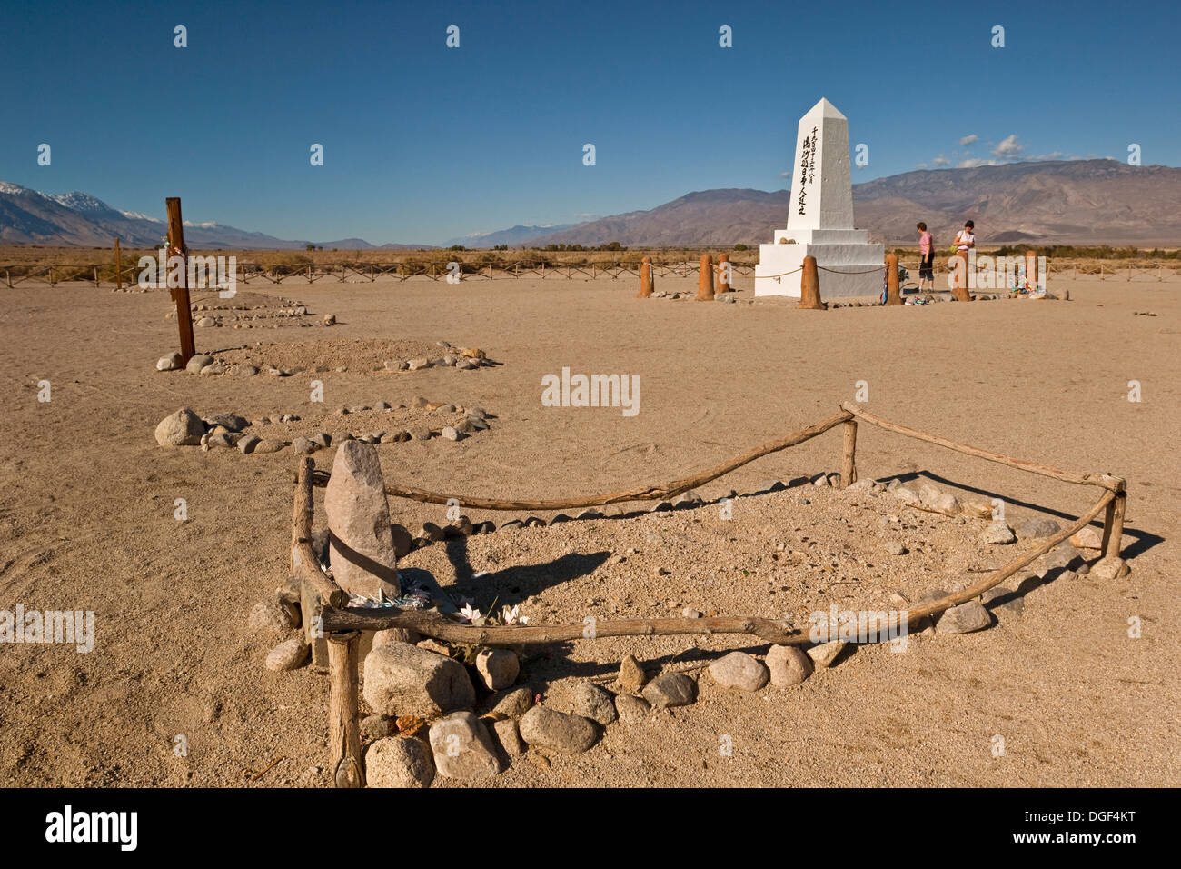 Touristen im Memorial und Gräber in Internierungslager Manzanar japanische dem zweiten Weltkrieg, in der Nähe von Unabhängigkeit, östliche Sierra, California Stockfoto