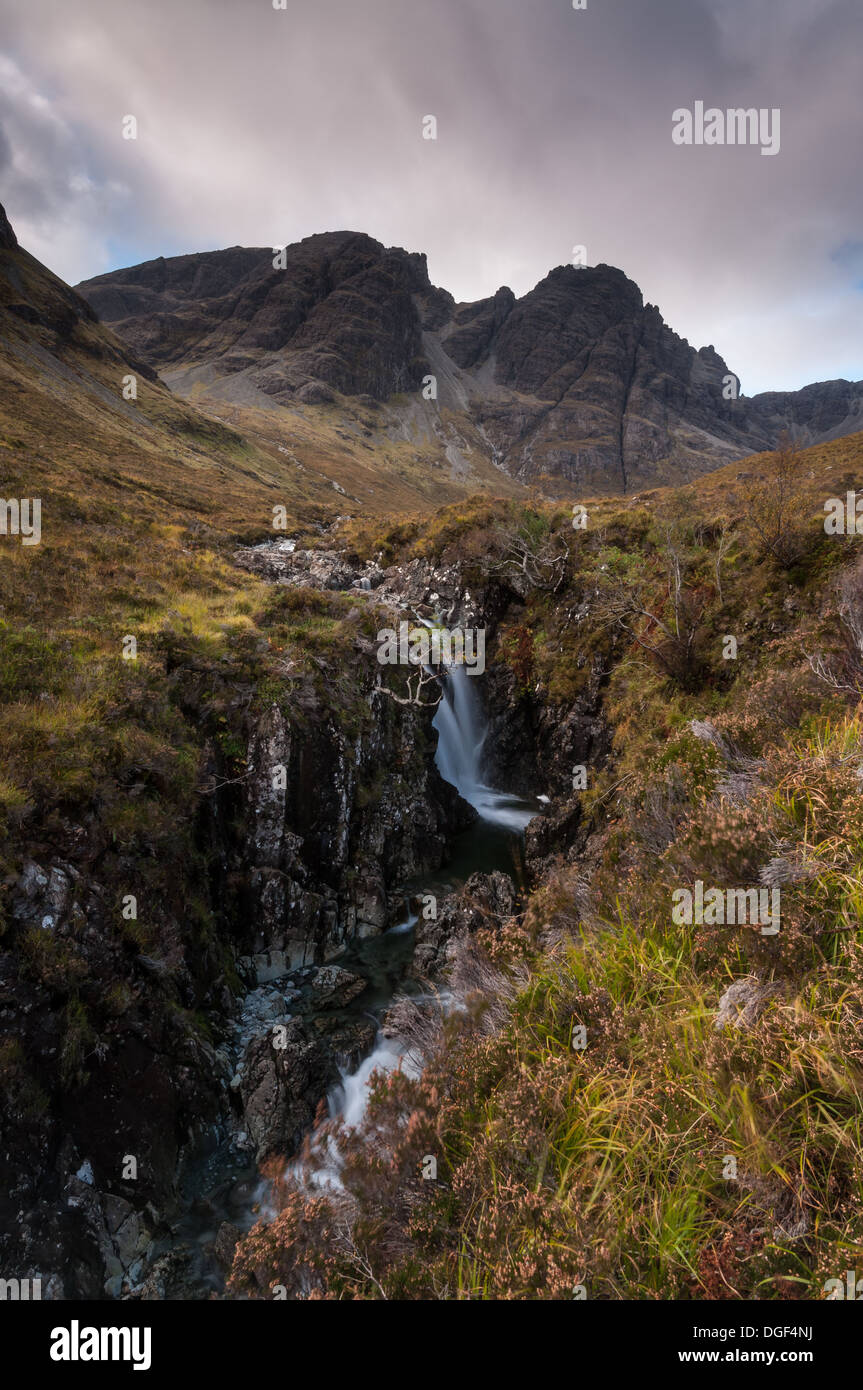Wasserfälle auf der Allt Na Dunaiche, mit Bla Bheinn und Clach Glas im Hintergrund, Isle Of Skye Stockfoto