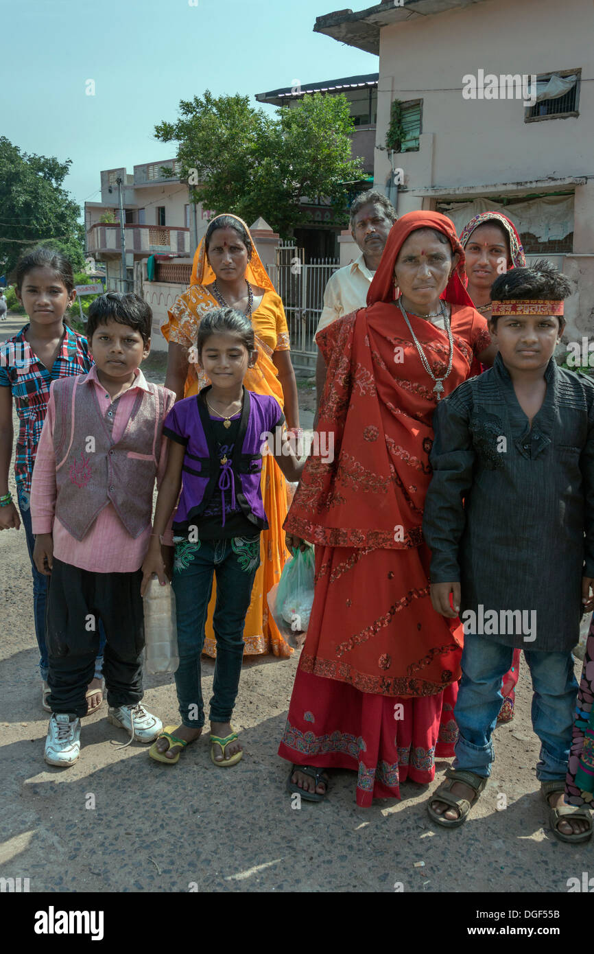 Jüngere und ältere Generationen mit ihren verschiedenen Kleidungsstile, in der Nähe von Sahar Ki Masjid Moschee, Champaner, Gujarat, Indien Stockfoto