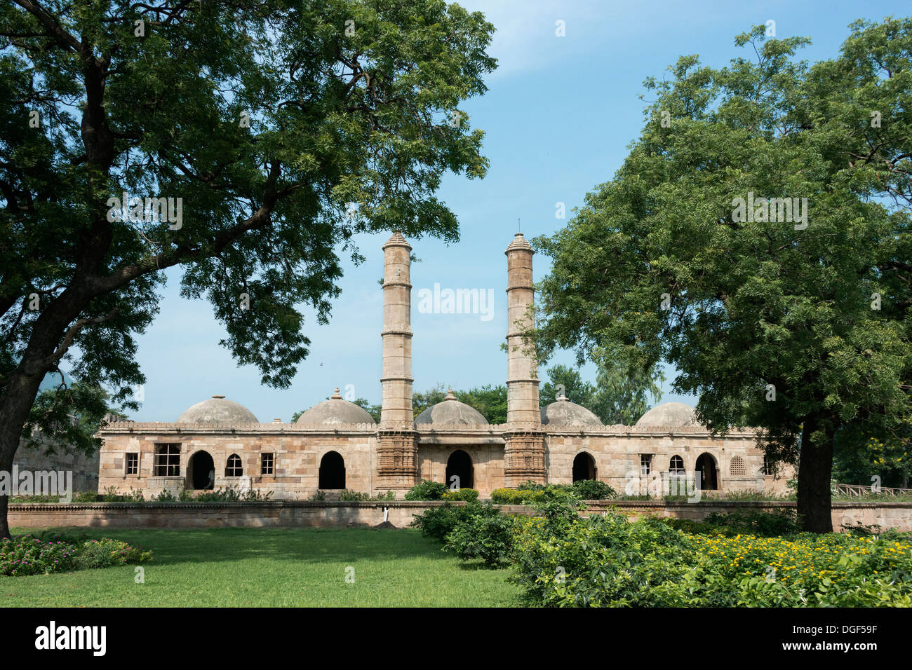 Minarette und Kuppeln, Sahar Ki Masjid Moschee, Royal Gehäuse, Champaner-Pavagadh archäologischen Park, Bundesstaat Gujarat, Indien Stockfoto