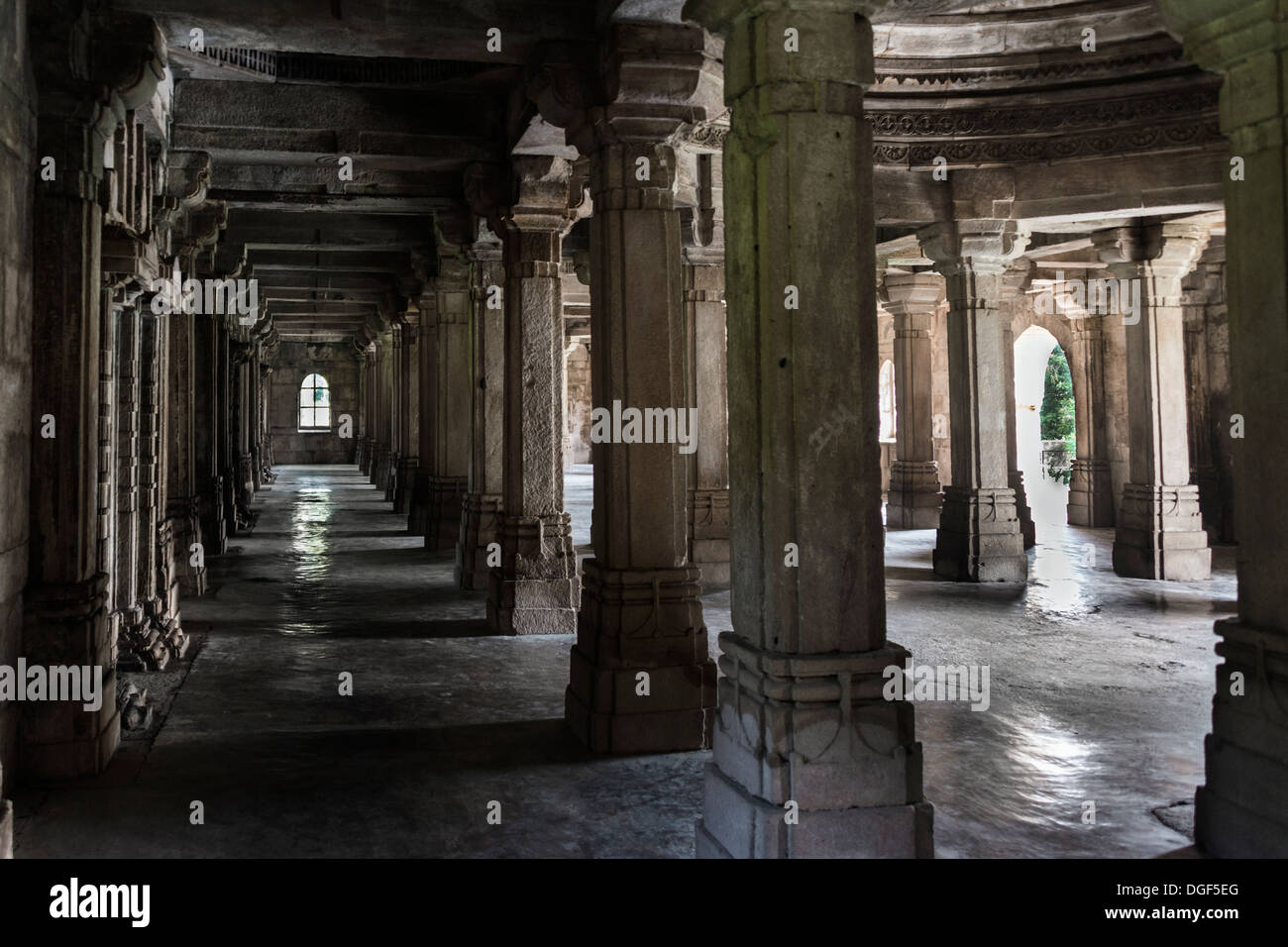 Säulen und Mehrabs in Sahar Ki Masjib Moschee, Champaner, Gujarat, Indien Stockfoto