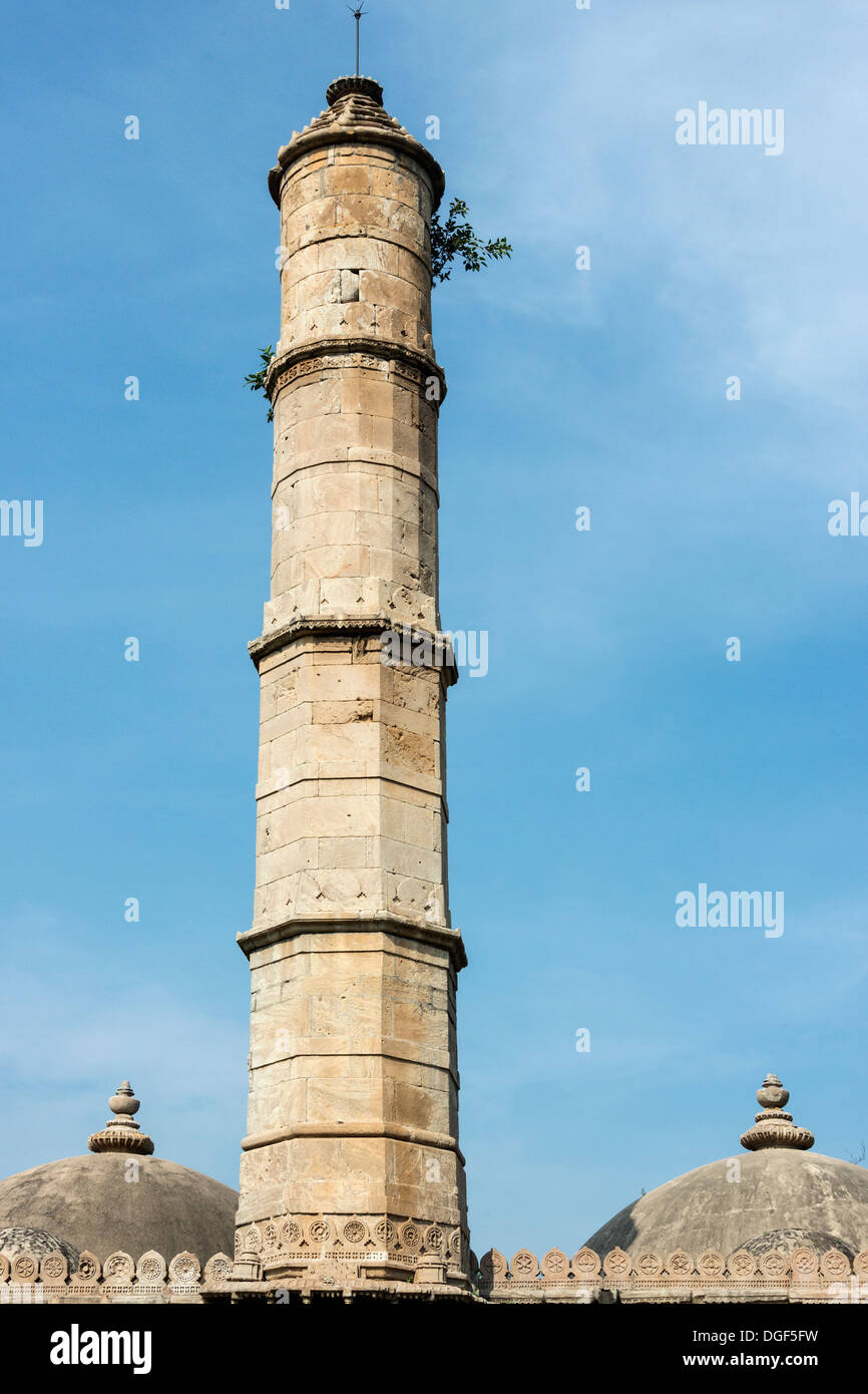 Minarett und zwei Kuppeln, Sahar Ki Masjid Moschee, Royal Enclosure, Champaner-Pavagadh archäologischen Park, Bundesstaat Gujarat, Indien Stockfoto