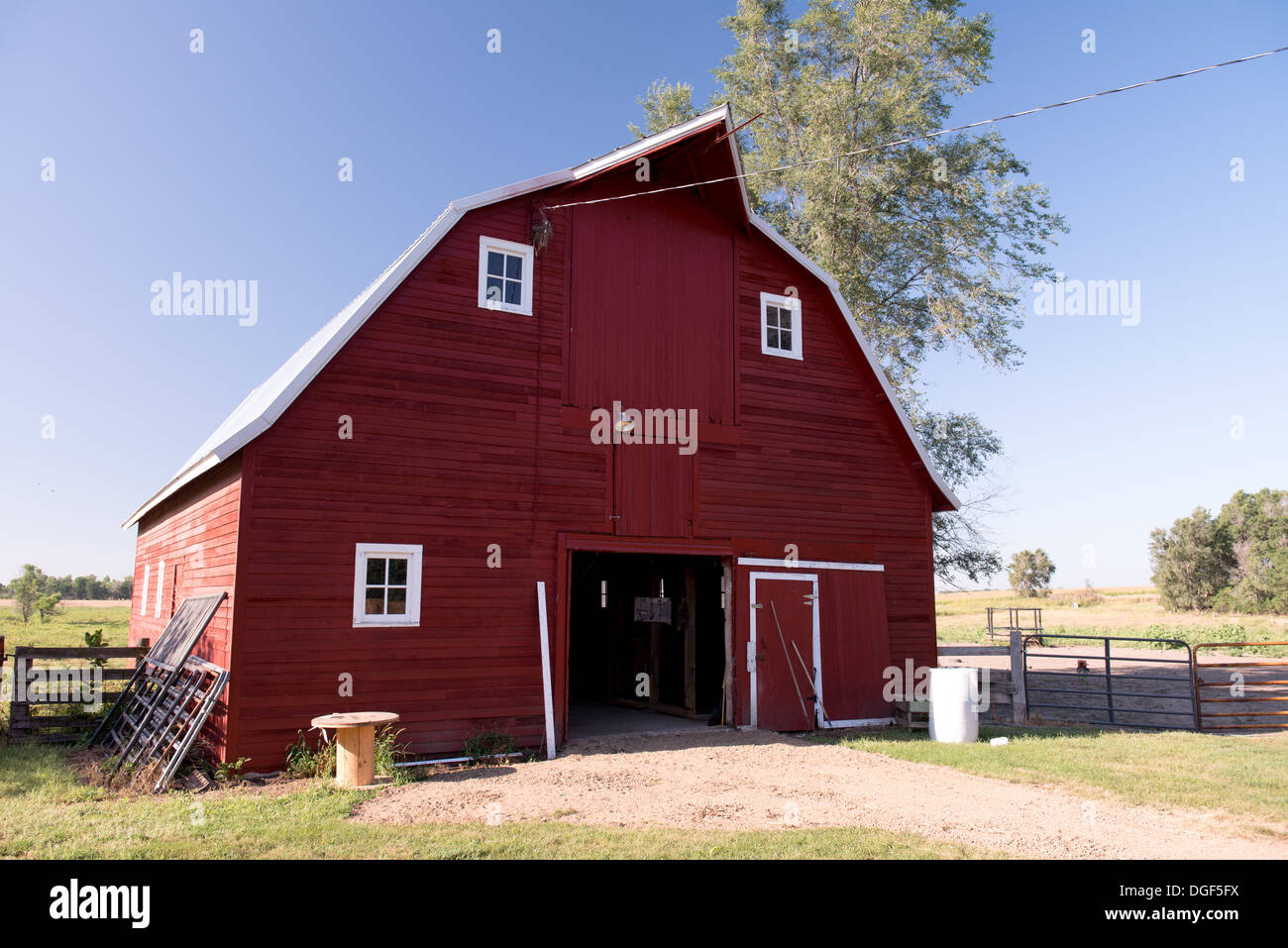 Rote Scheune mit weißen Fenstern Stockfoto