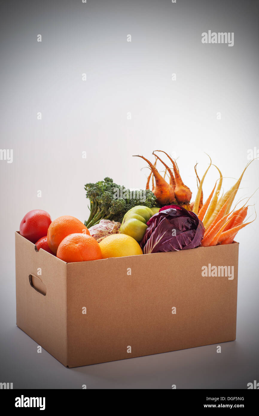 Frisches Obst und Vegtebles in einem Karton Stockfoto