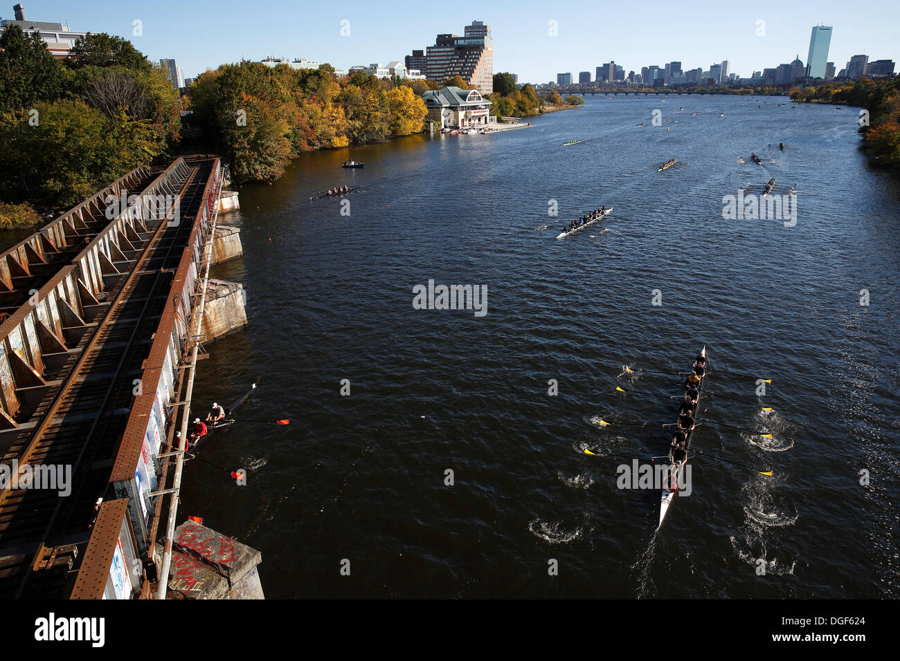 Cambridge, Massachusetts, USA, 20. Oktober 2013. Mannschaften, rechts, Kopf auf den Startbereich wie Teams, ganz links, während der Kopf der Charles Regatta in Cambridge, Massachusetts, Sonntag, 20. Oktober 2013 antreten. Stockfoto