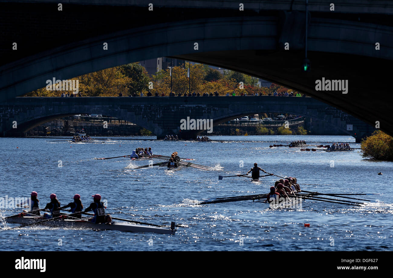 Cambridge, Massachusetts, USA, 20. Oktober 2013. Crews, rechts, Leiter, im Start-Bereich während der Leiter der Charles Regatta in Cambridge, Massachusetts, Sonntag, 20. Oktober 2013. Stockfoto