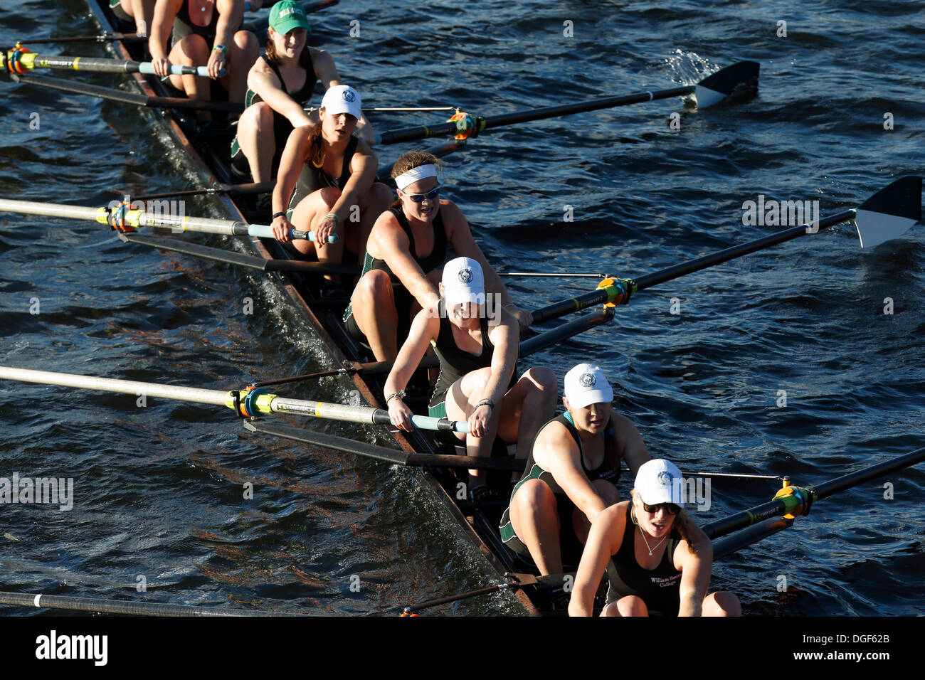 Cambridge, Massachusetts, USA, 20. Oktober 2013. William Smith College Mannschaft konkurriert in der Frauen College Achter während der Leiter der Charles Regatta in Cambridge, Massachusetts, Sonntag, 20. Oktober 2013. Stockfoto