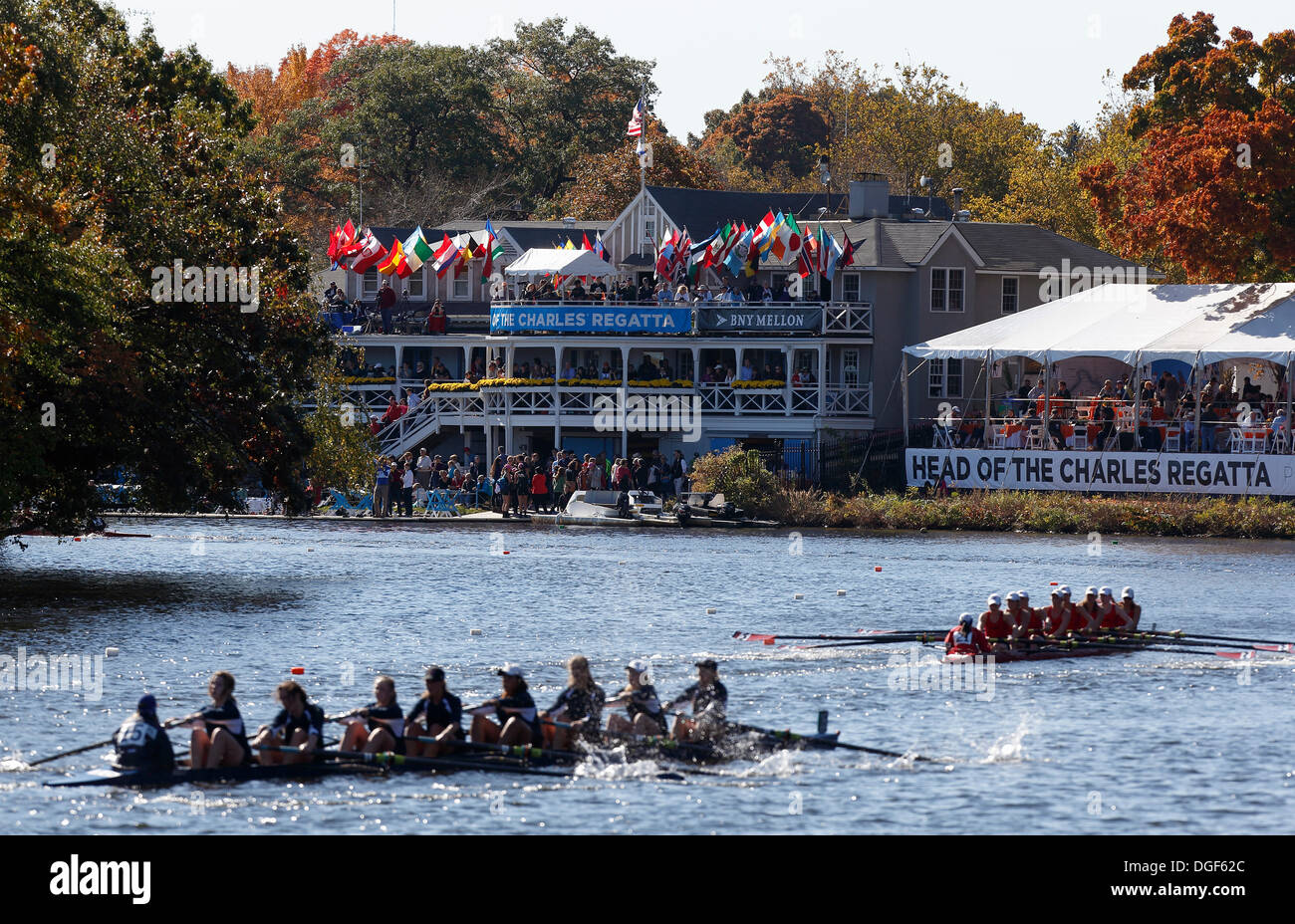 Cambridge, Massachusetts, USA, 20. Oktober 2013. Zuschauer beobachten vom Hauptsitz der Rennen während der Leiter der Charles Regatta in Cambridge, Massachusetts, Sonntag, 20. Oktober 2013. Stockfoto