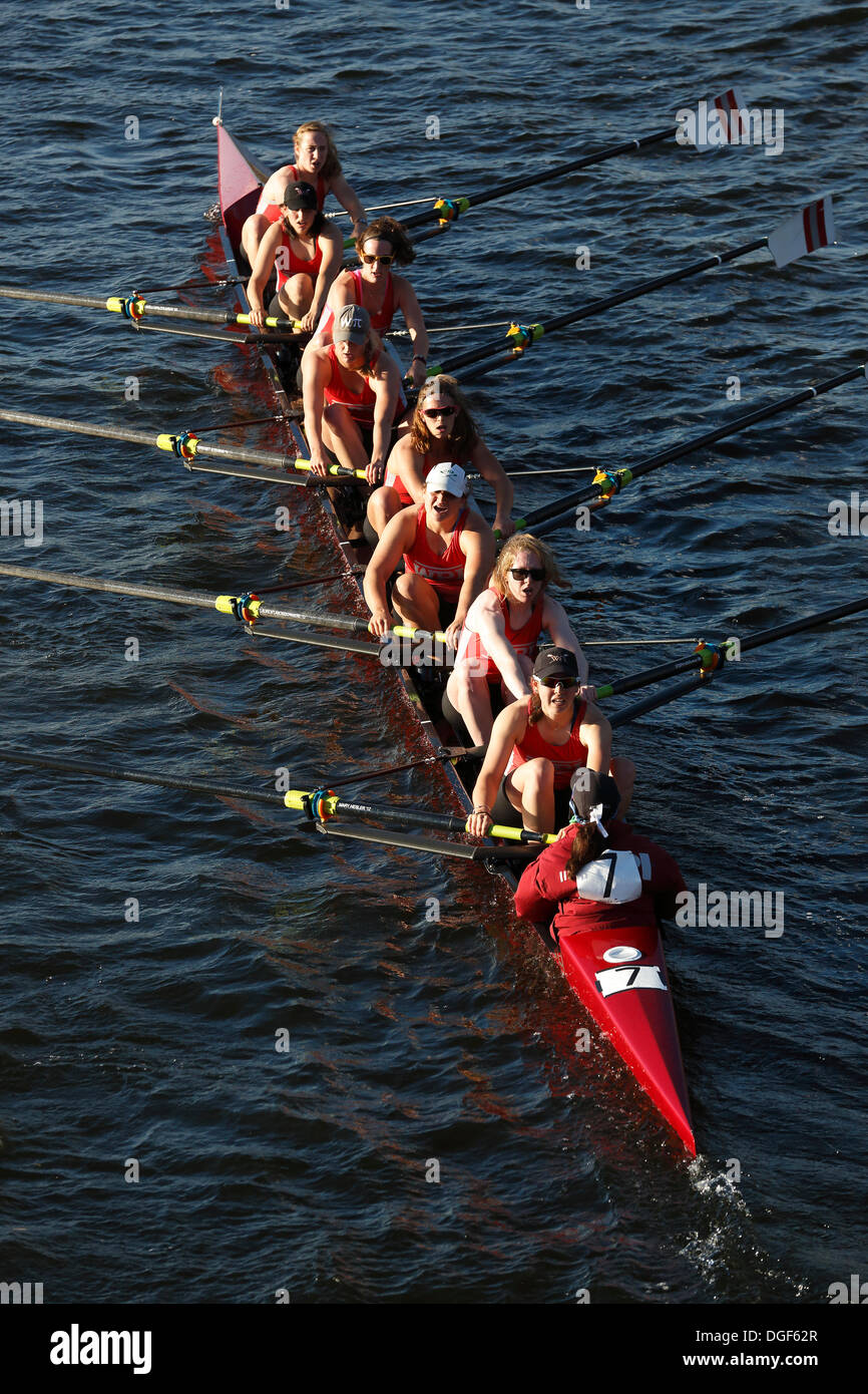 Cambridge, Massachusetts, USA, 20. Oktober 2013. Der Frauen Achter Team aus Worcester Polytechnic Institute tritt während der Leiter der Charles Regatta in Cambridge, Massachusetts, Sonntag, 20. Oktober 2013. Stockfoto