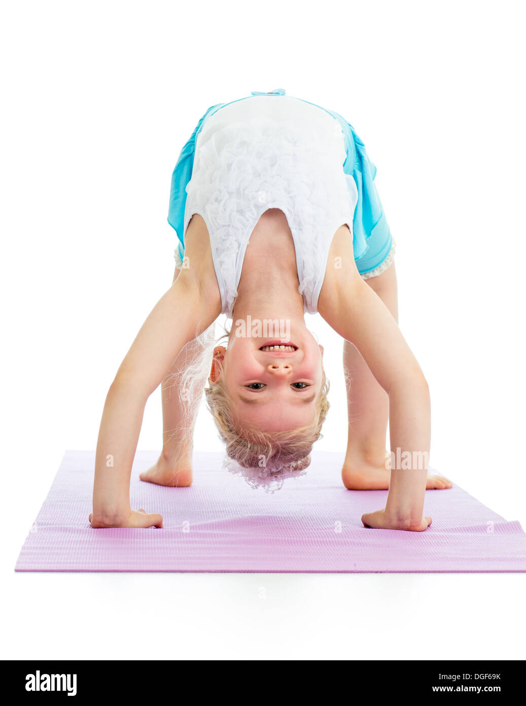 Kind Mädchen auf yoga Stockfoto