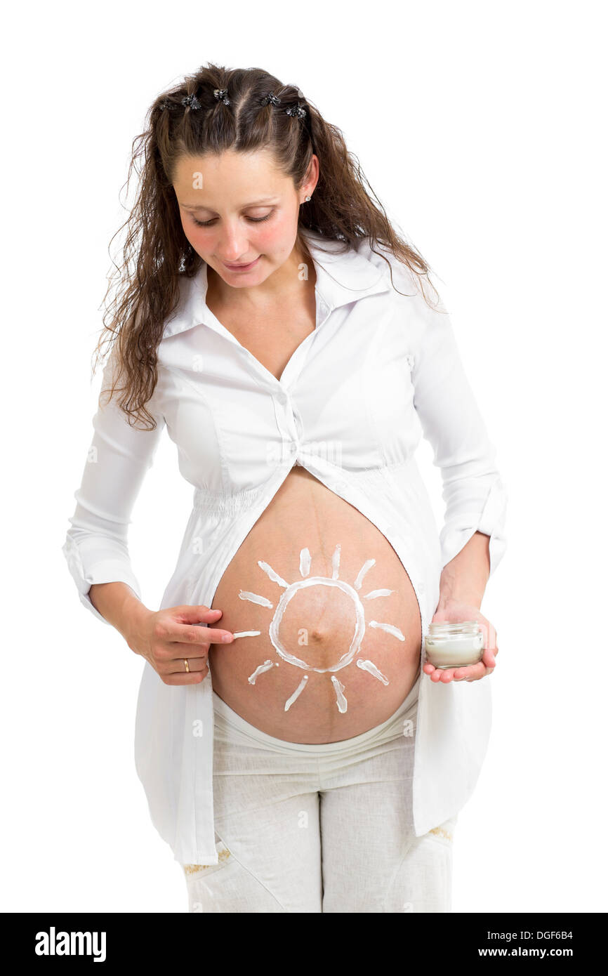 Schwangere Frau Zeichnung Sonne von Feuchtigkeitscreme für Schwangerschaftsstreifen am Bauch Stockfoto