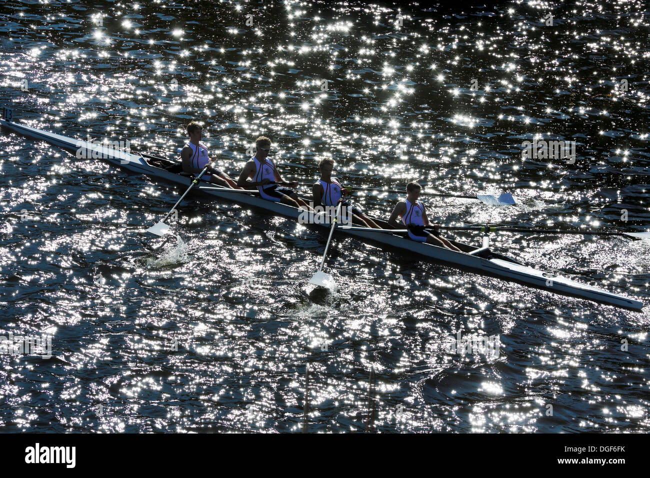 Cambridge, Massachusetts, USA, 20. Oktober 2013. Ein Männer Vierer team Köpfe an den Start während der Leiter der Charles Regatta in Cambridge, Massachusetts, Sonntag, 20. Oktober 2013. Stockfoto