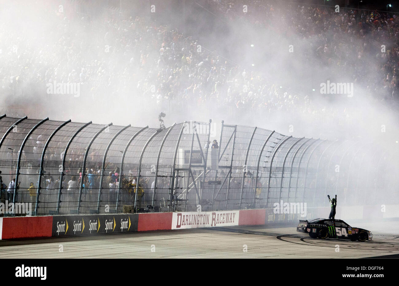 Darlington, SC, USA. 10. Mai 2013. Darlington, SC - Mai 10, 2013:Kurt Busch (54) gewinnt der VFW Sport Clips helfen A Held-200 auf dem Darlington Raceway in Darlington, SC. © Csm/Alamy Live-Nachrichten Stockfoto