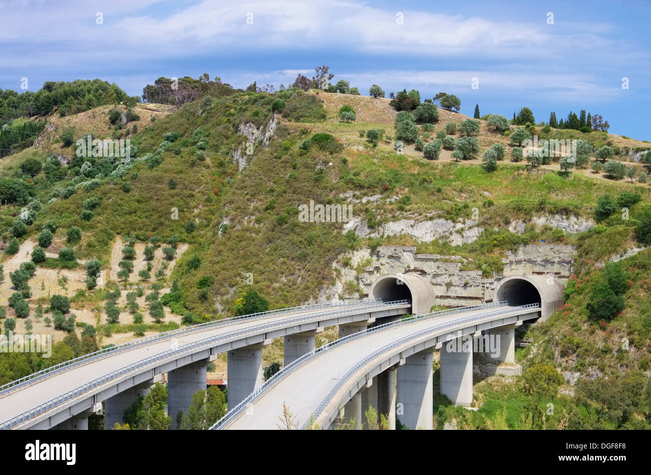 Autobahnbruecke Und Tunnel - Bridgeand-Autobahntunnels 01 Stockfoto