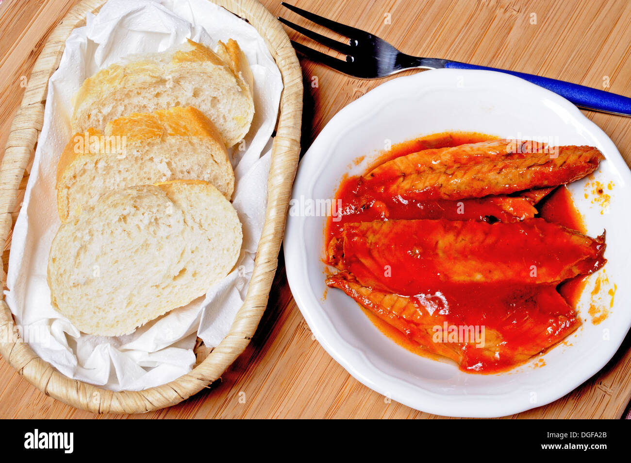 Tapas - Makrelen-Filets in Tomatensauce und Olivenöl mit Scheiben Brot, Andalusien, Spanien, West-Europa. Stockfoto