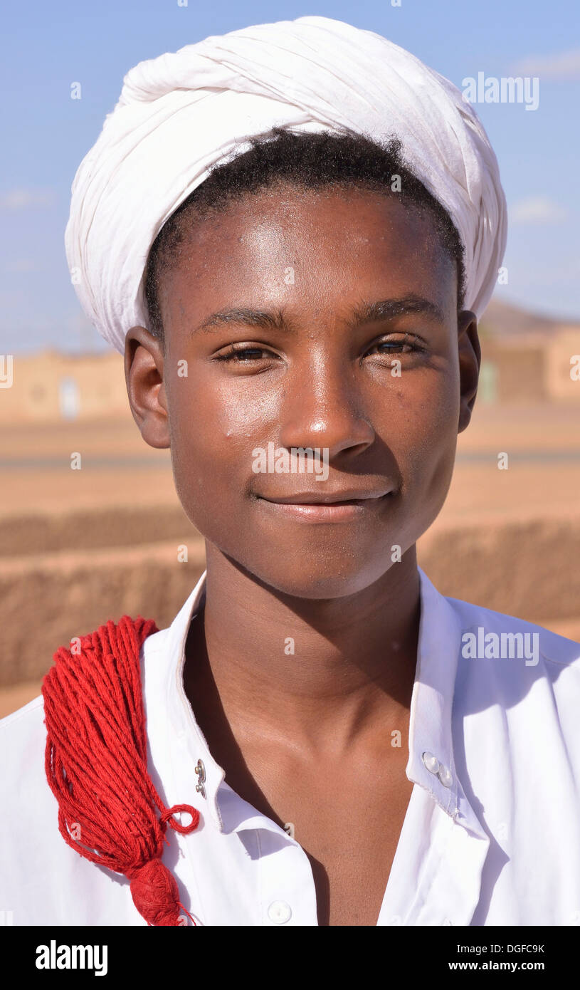 Gnaoua-Musiker mit einem Turban, Merzouga, Meknès-Tafilalet Region, Marokko Stockfoto