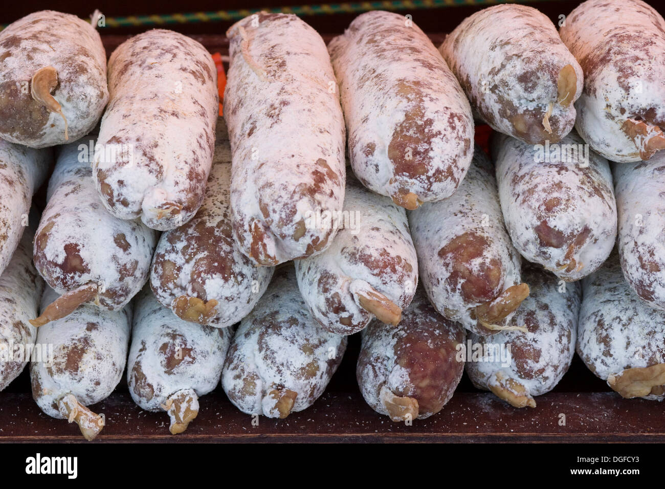 Trockene Ente Würstchen zum Verkauf ein einen Französisch-Marktstand Stockfoto