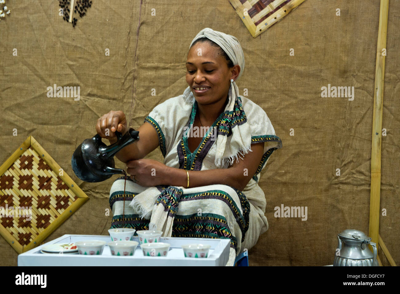 Äthiopische Frau gießt Kaffee in einer traditionellen Kaffee-Zeremonie, Oromia Region, Addis Abeba, Äthiopien Stockfoto