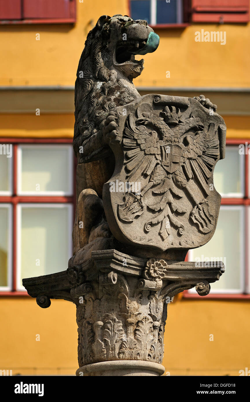 Löwe Skulptur, einen Schild mit dem doppelköpfigen Adler am Loewenbrunnen, Lion es Brunnen, Dinkelsbühl, Middle Franconia Stockfoto