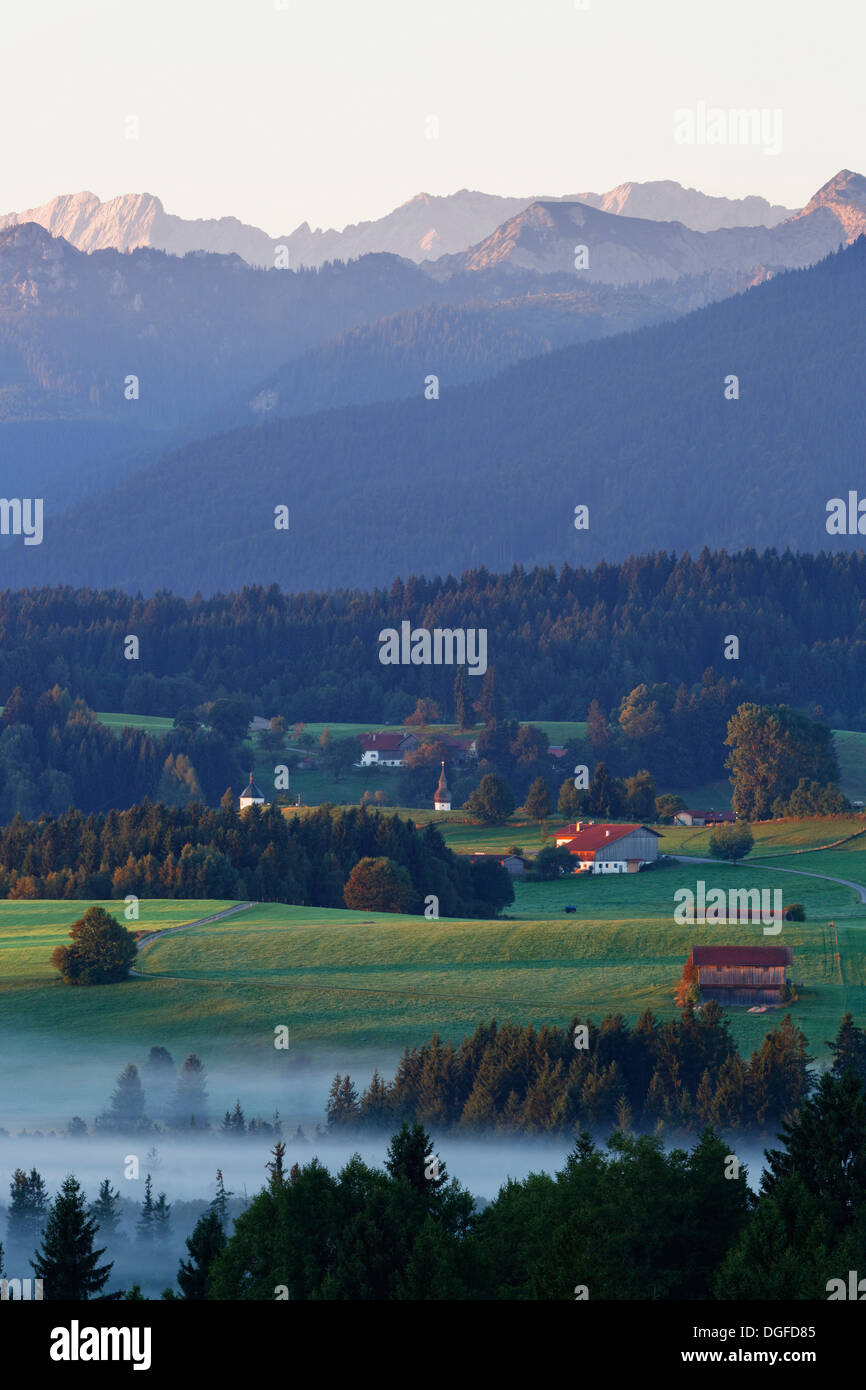 Landschaft in das Alpenvorland, morgen-Stimmung mit Nebel, Bad Bayersoien, Saulgrub, Region Pfaffenwinkel, Bayern, Oberbayern Stockfoto