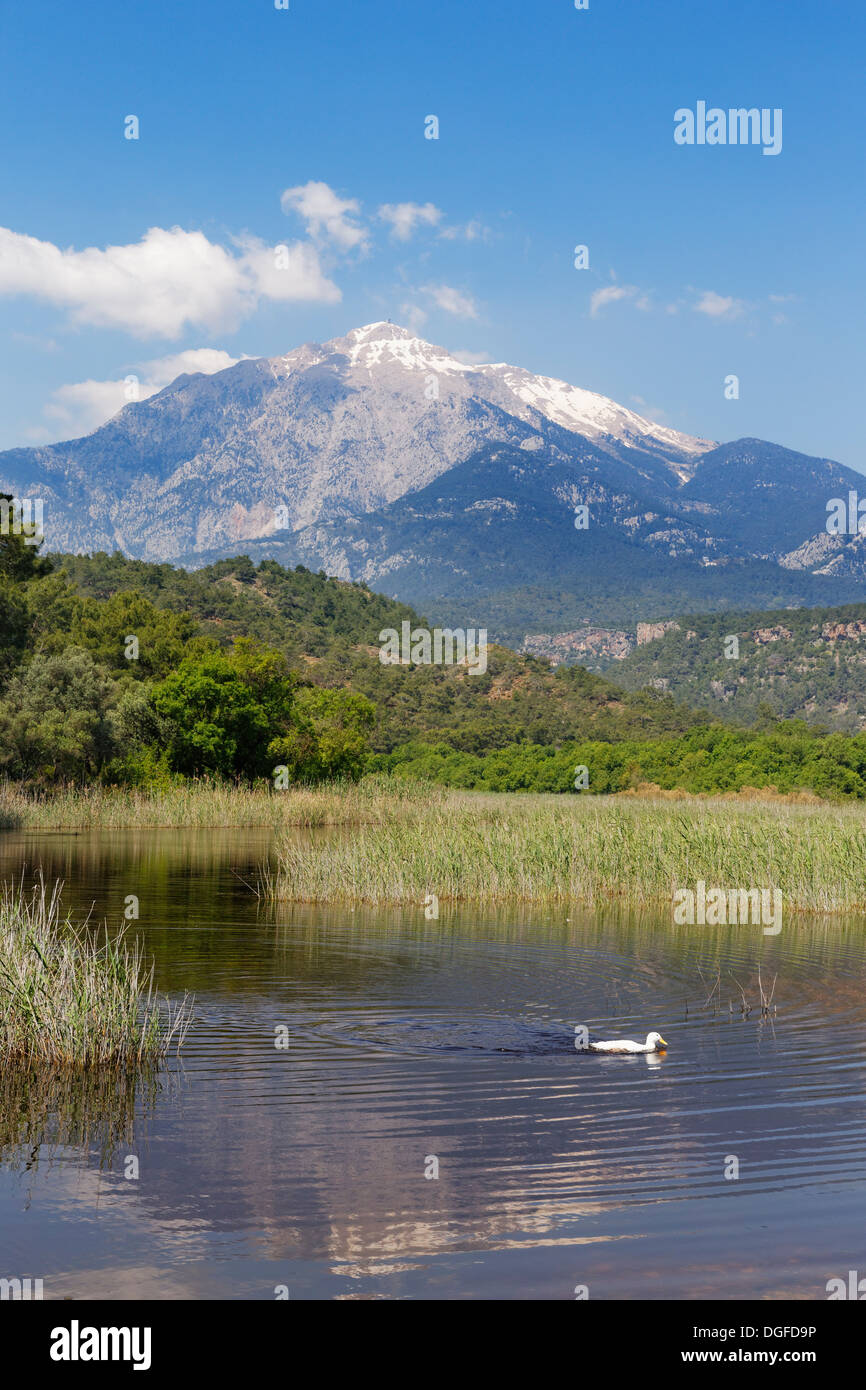 Teich hinter dem Berg Tahtalı Dagi, Phaselis, Tekirova, Provinz Antalya, Türkei Stockfoto
