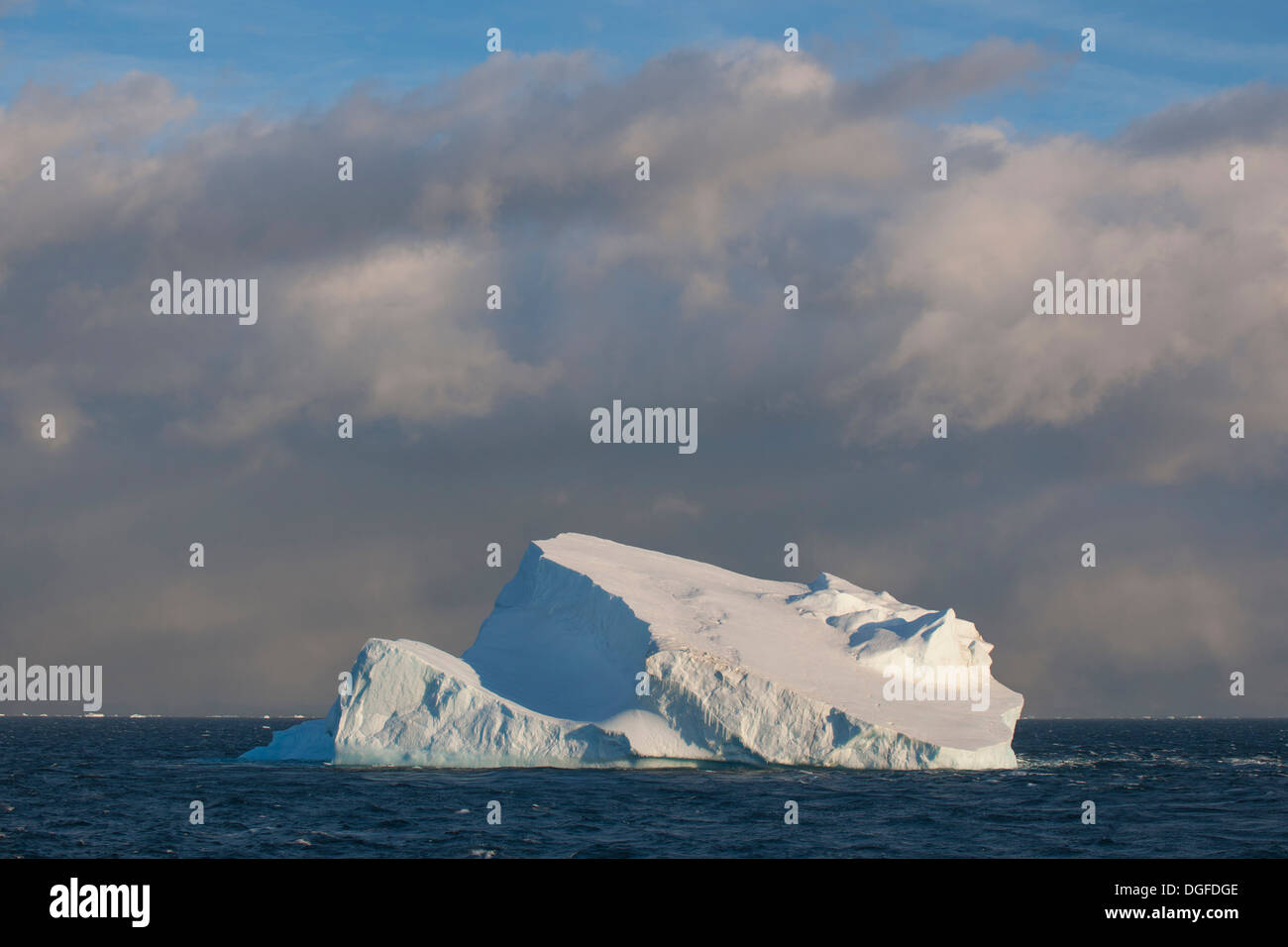 Eisberg, schwebend in den Südatlantik, Weddell-Meer, antarktische Halbinsel, Antarktis Stockfoto