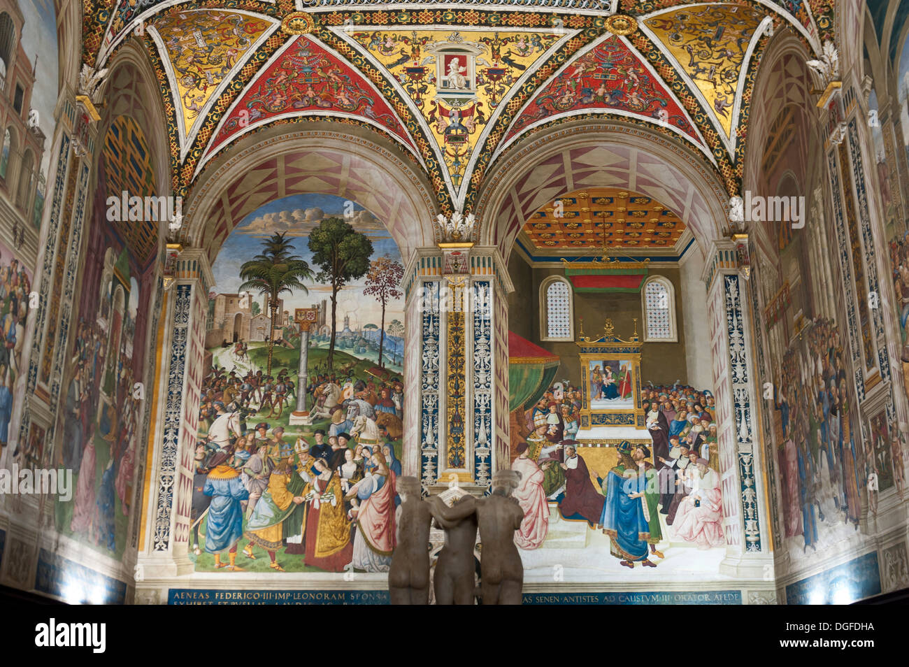 Historische Gemälde und Fresken in der Piccolomini-Bibliothek, Cattedrale di Santa Maria Assunta, Dom von Siena, Siena, Toskana Stockfoto