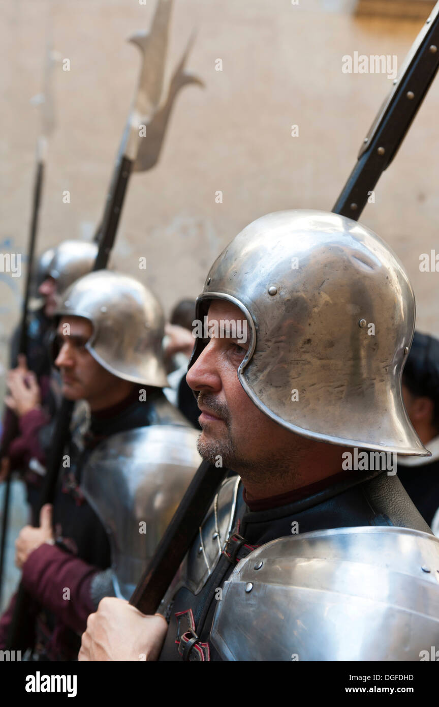 Prozession in historischen Kostümen, Ritter in Rüstung mit Helm, Palio di Siena, Altstadt, Siena, Toskana, Italien Stockfoto