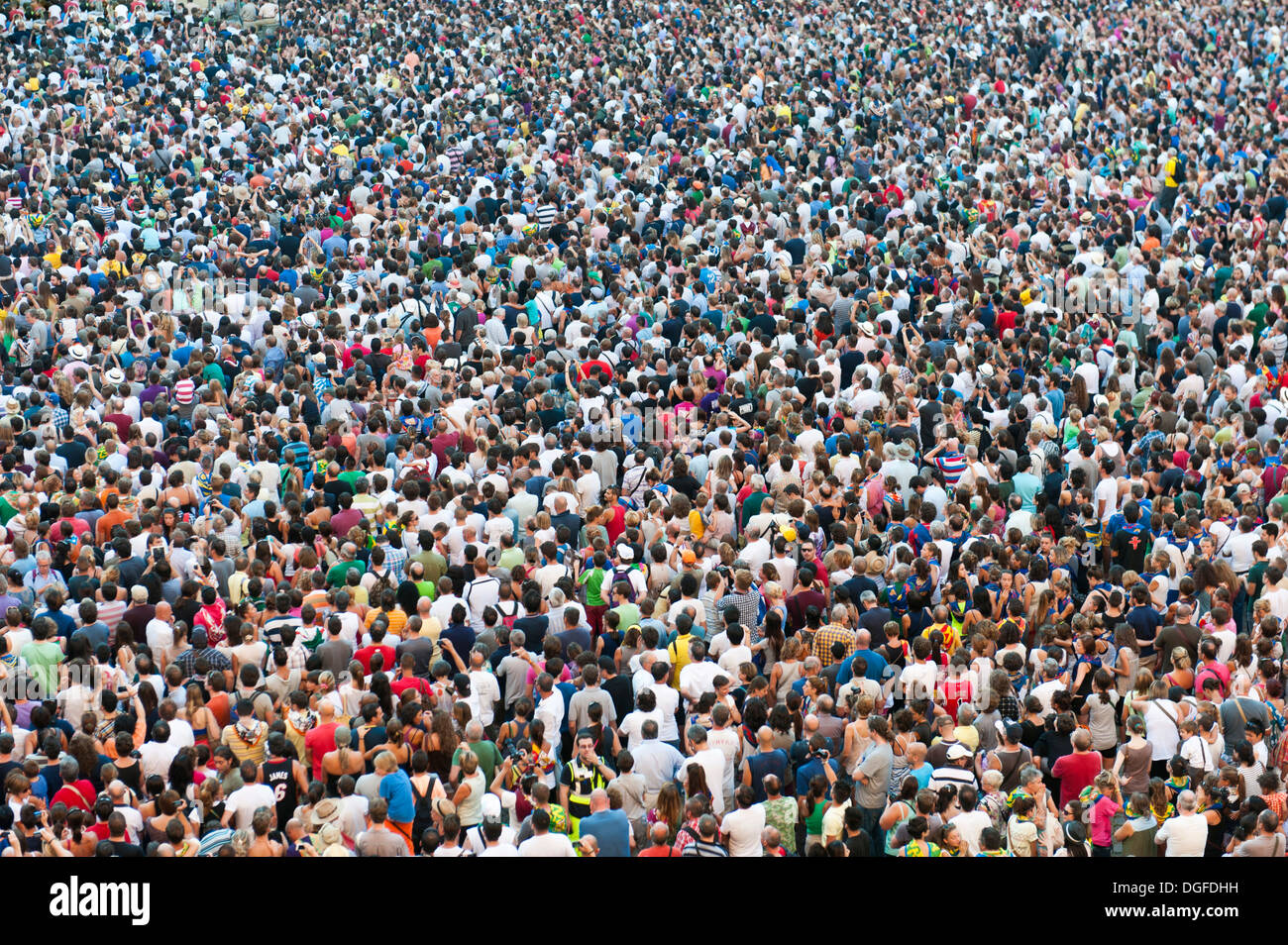 Masse der Leute an der Palio di Siena, Piazza del Campo, aus dem Palazzo Pubblico, Altstadt, Siena, Toskana, Italien Stockfoto
