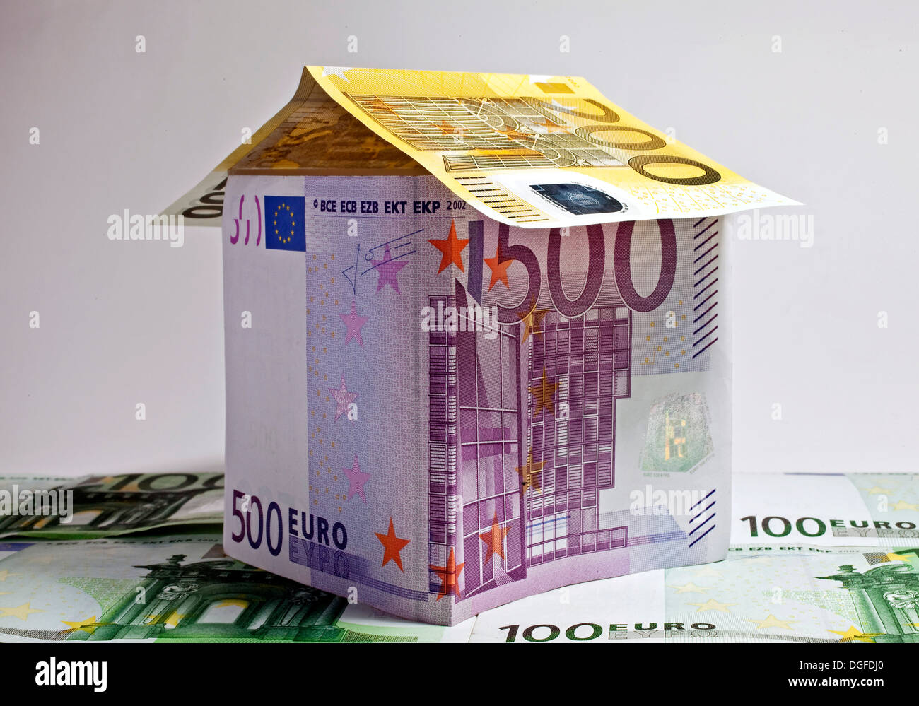 Haus von Euro-Banknoten, symbolisches Bild für Bau, Finanzierung, Deutschland Stockfoto