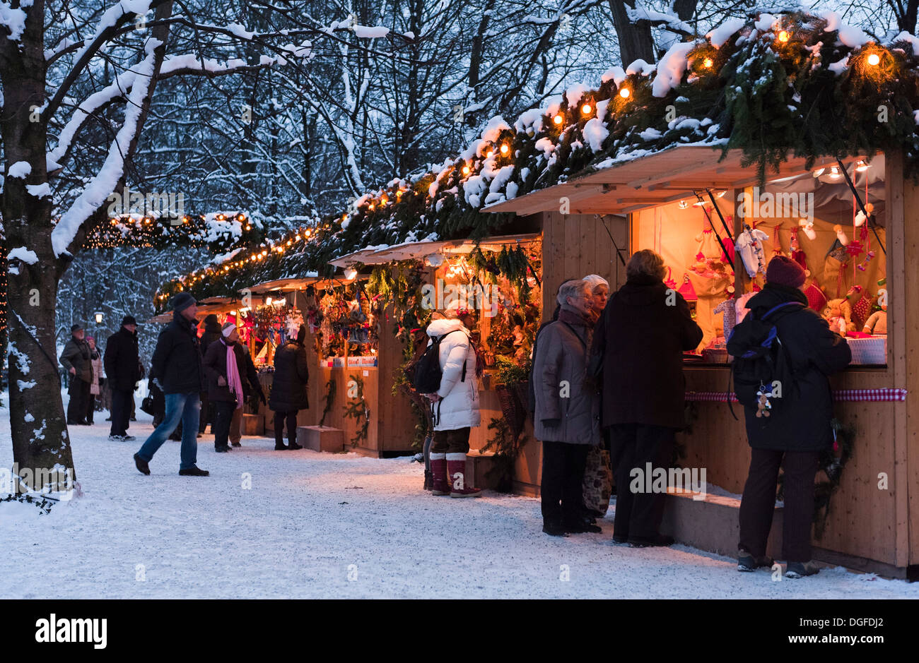 Menschen, die ein Spaziergang durch den Weihnachtsmarkt in der englischen Garten, München, Upper Bavaria, Bavaria, Germany Stockfoto