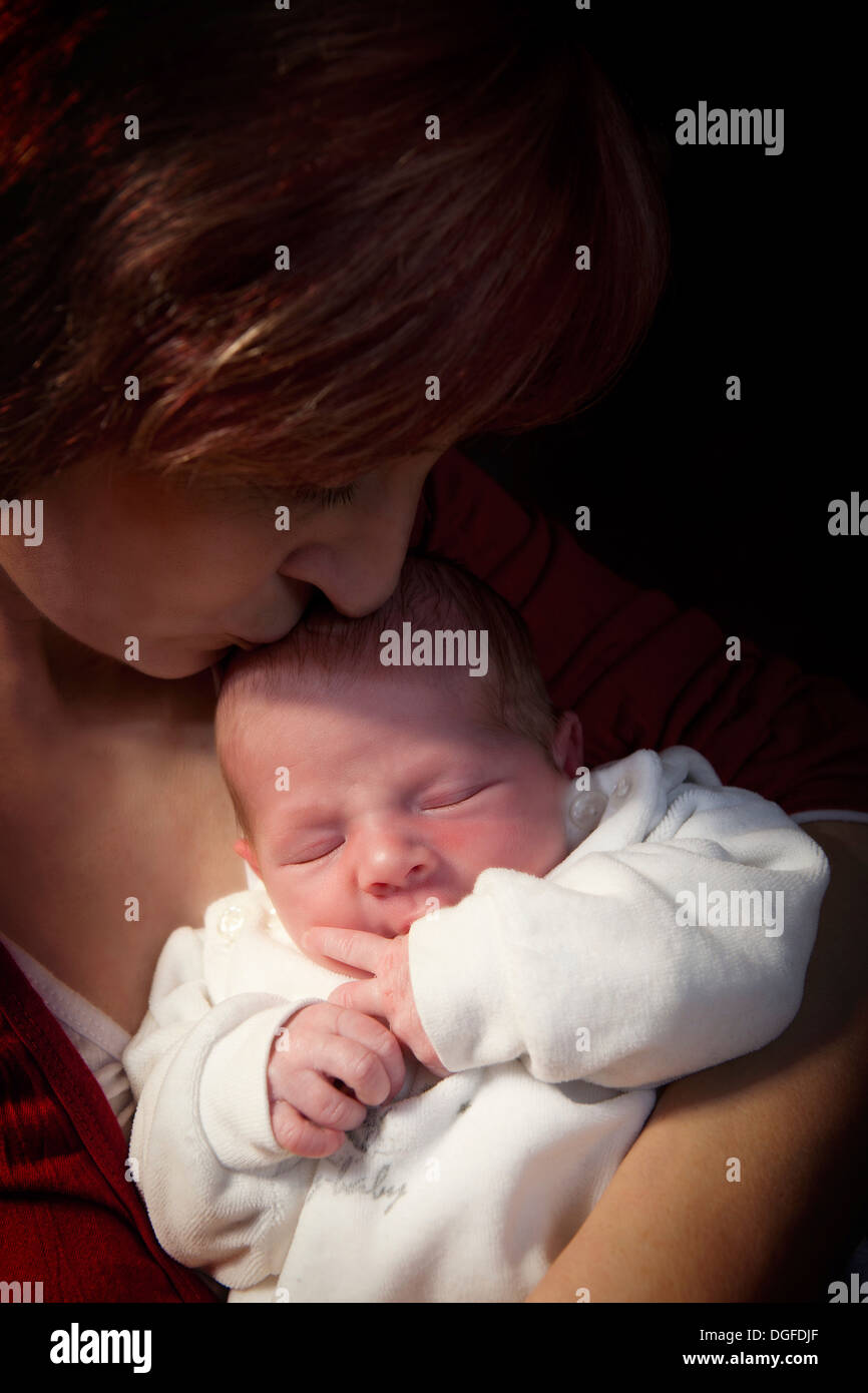Mutter hält ihr Baby junge, 11 Tage, Deutschland Stockfoto