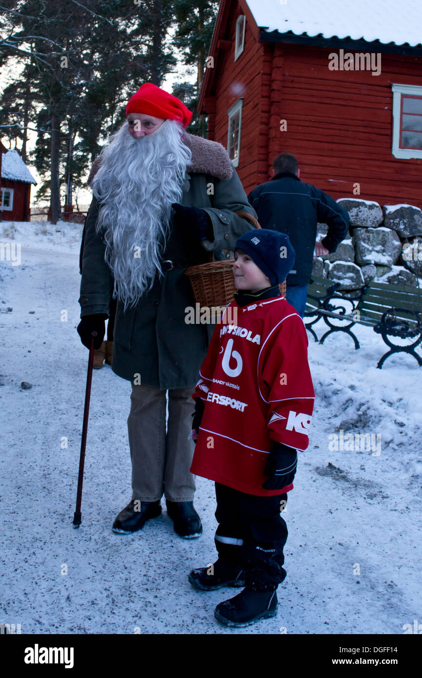 Junge mit der alten Santa Claus Stockfoto