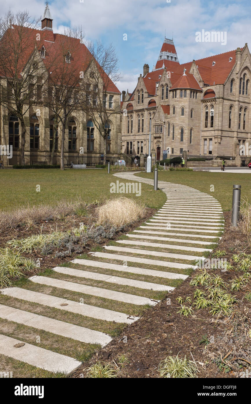 Geschwungene Gras- und Steinweg vor Alan Gilbert Learning Commons, The University of Manchester UK Stockfoto