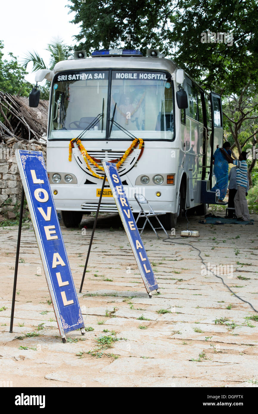 Sri Sathya Sai Baba-mobiles Krankenhaus-Bus in einem indischen Dorf. Andhra Pradesh, Indien Stockfoto