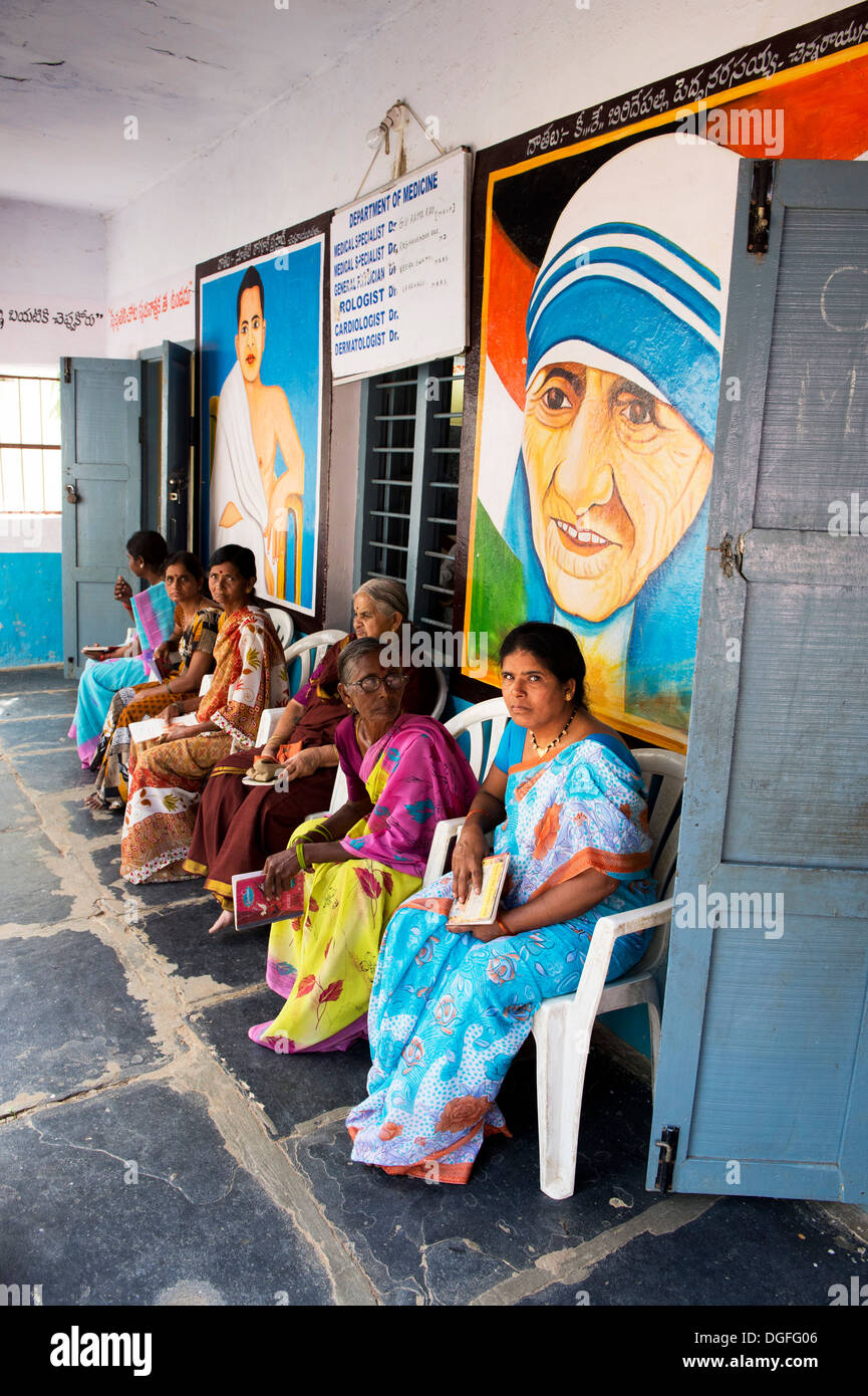 Patienten, die Schlange, um einen Arzt im mobilen Krankenhaus Sri Sathya Sai Baba in einem indischen Dorf. Andhra Pradesh, Indien Stockfoto