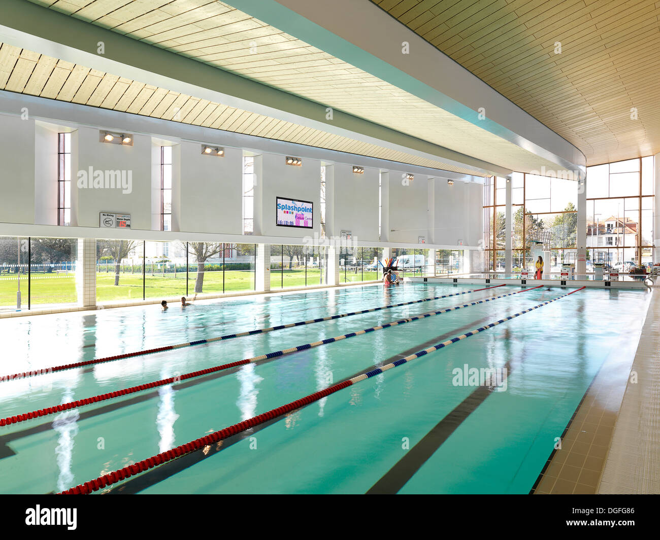 Splashpoint Leisure Centre, Worthing, Großbritannien. Architekt: Wilkinson Eyre Architects, 2013. Innenansicht des Haupt-Pool und Stockfoto