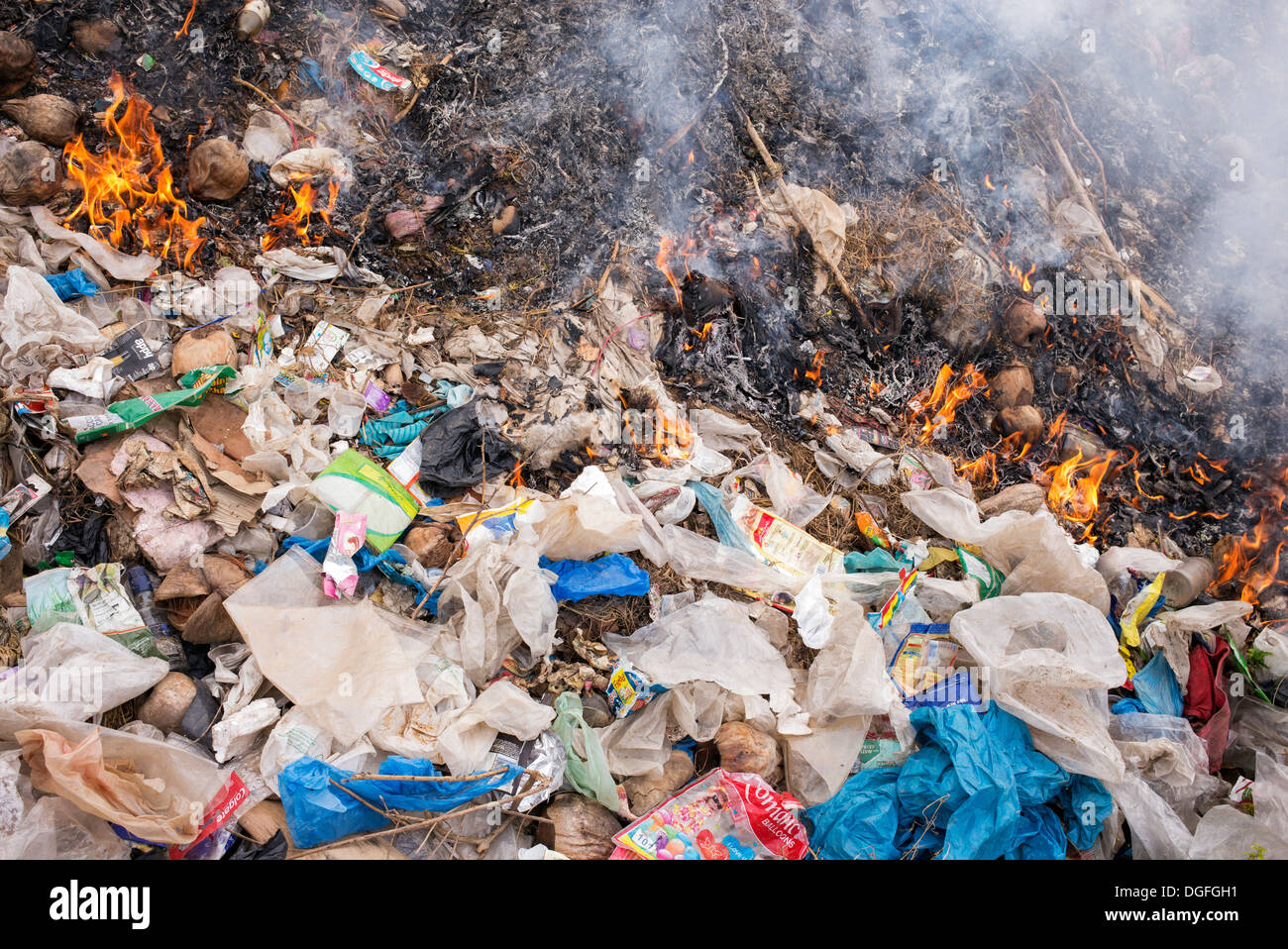 Verbrennung von Kunststoffabfällen in der indischen Landschaft Stockfoto