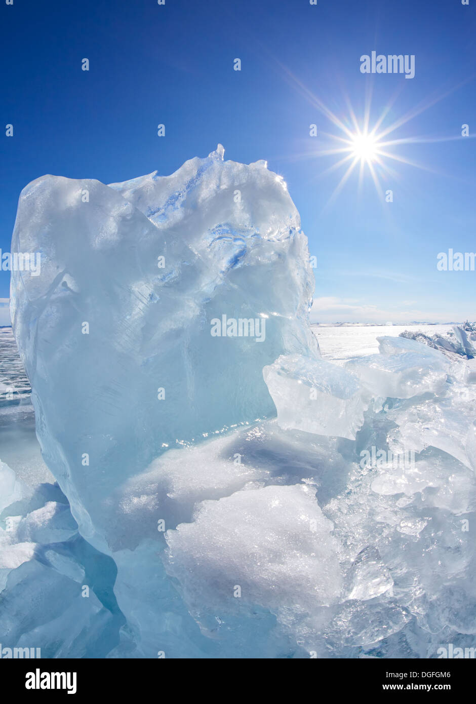 Winter-Baikal Seenlandschaft mit Sonne am blauen Himmel Stockfoto