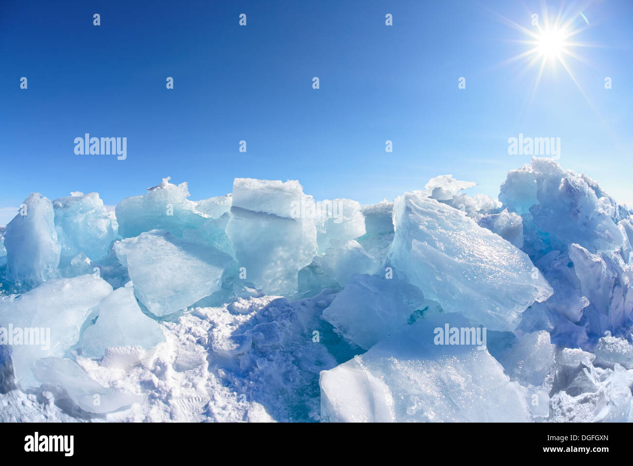 Winter-Baikal Seenlandschaft mit Sonne am blauen Himmel Stockfoto