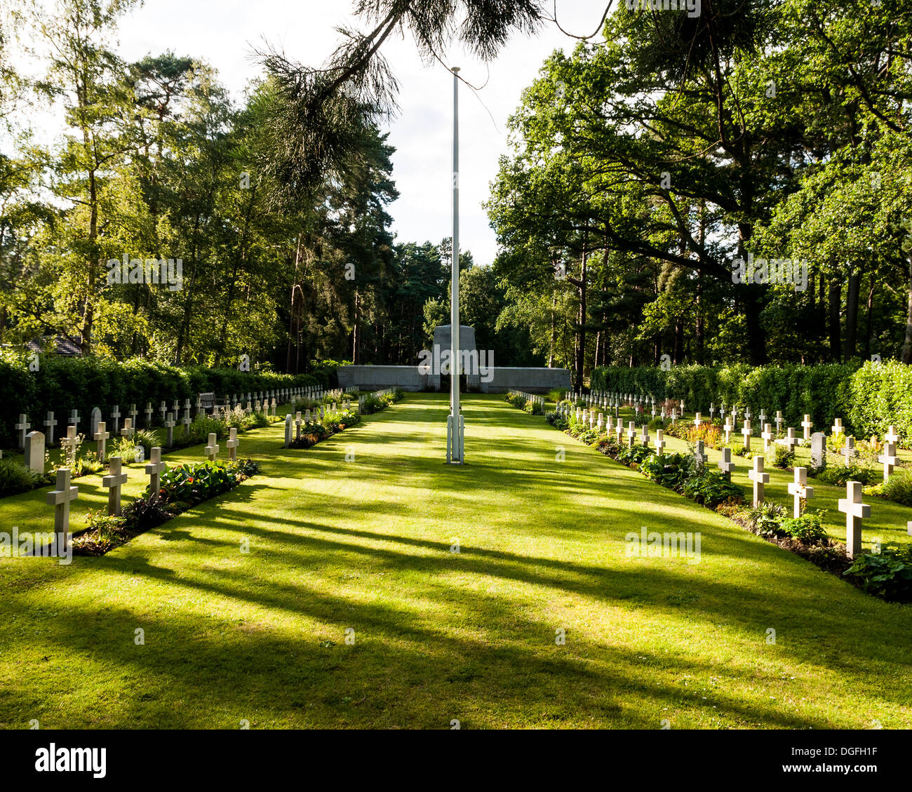 Brookwood Militärfriedhof und Gedenkstätten, Brookwood, Vereinigtes Königreich. Architekt: unbekannt, 2013. Grab und Denkmal. Stockfoto