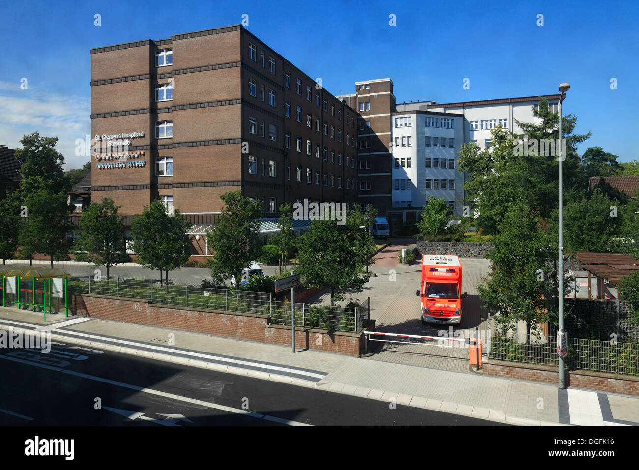 Rettungsfahrzeug bin Krankenhaus, St. Clemens Hospitale in Oberhausen-Sterkrade, Ruhrgebiet, Nordrhein-Westfalen Stockfoto