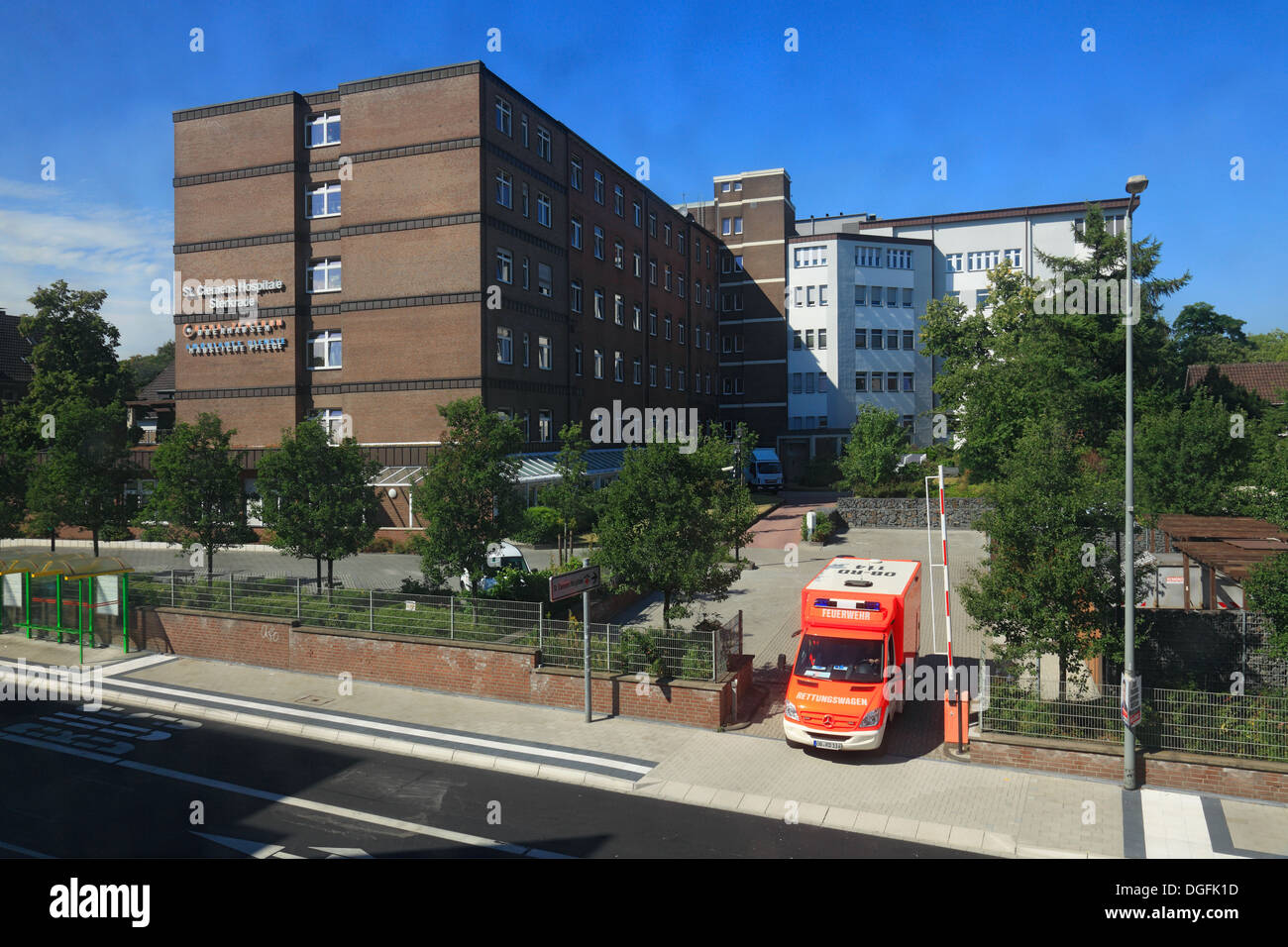 Rettungsfahrzeug bin Krankenhaus, St. Clemens Hospitale in Oberhausen-Sterkrade, Ruhrgebiet, Nordrhein-Westfalen Stockfoto