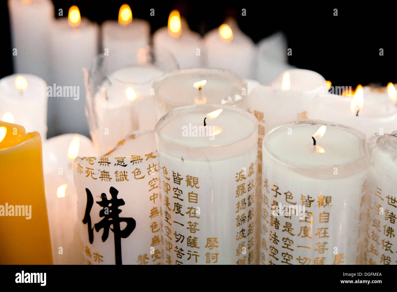 Kerzen in einem Tempel. Der Text auf die Kerzen ist das Herz des Prajna Paramita Sutra. Stockfoto