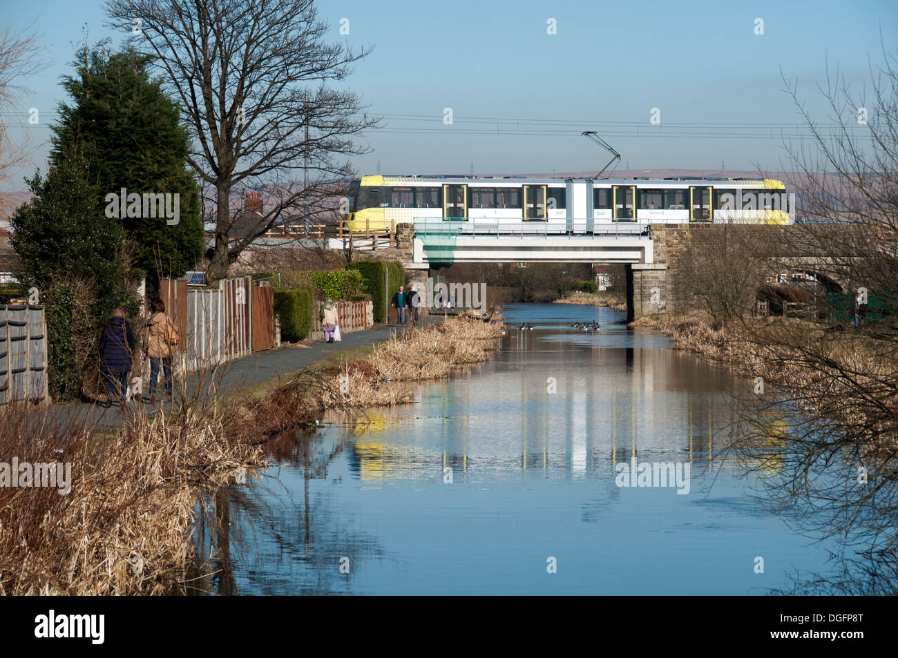 Metrolink Straßenbahn durch den Rochdale Kanal.  Auf die Oldham-Rochdale Linie, Rochdale, Manchester, England, UK. Stockfoto