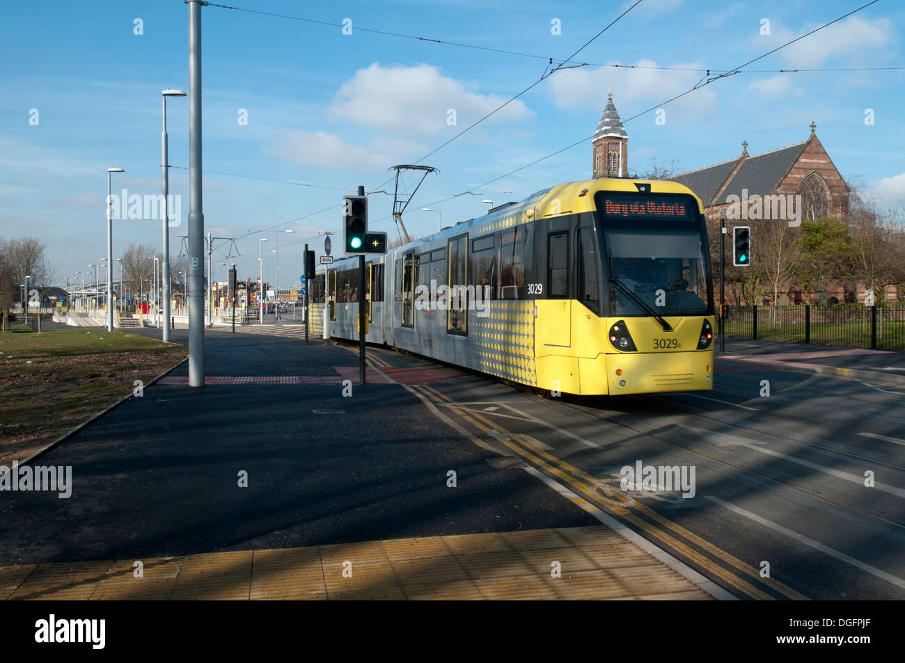 Metrolink-Straßenbahn auf der Ostlinie Manchester, Ashton New Road, Clayton, Manchester, England, UK Stockfoto